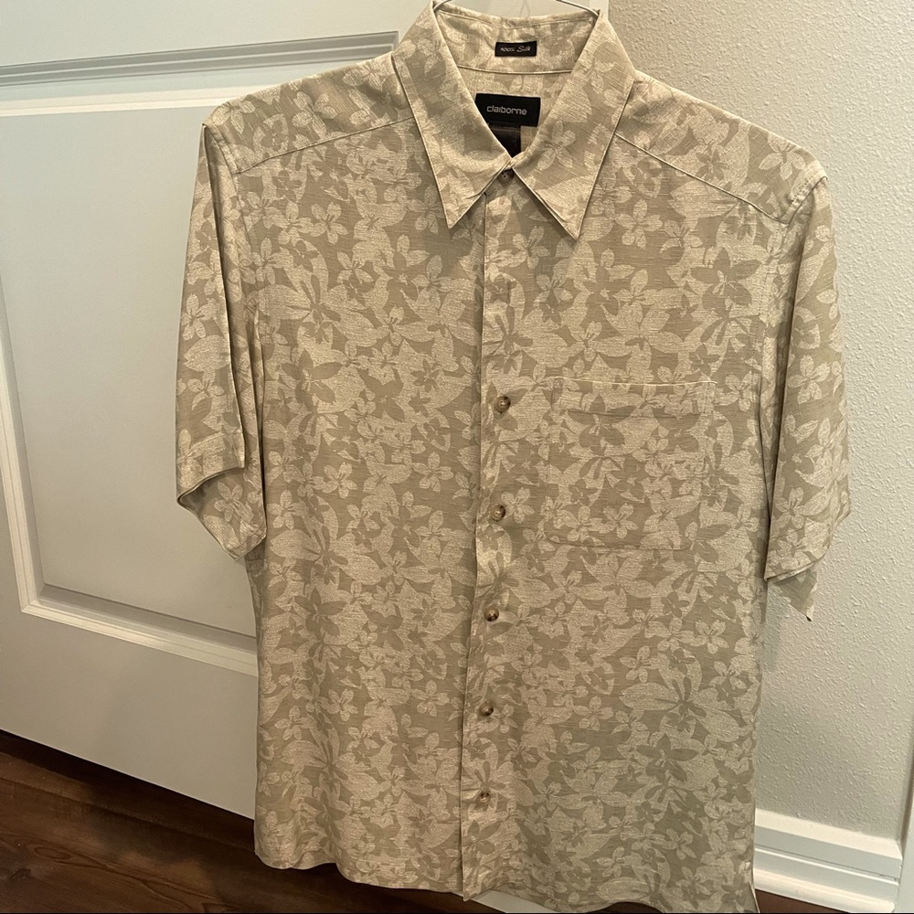 Men’s Claiborne 100% Silk shirt. Size S. Beige and tan pattern.